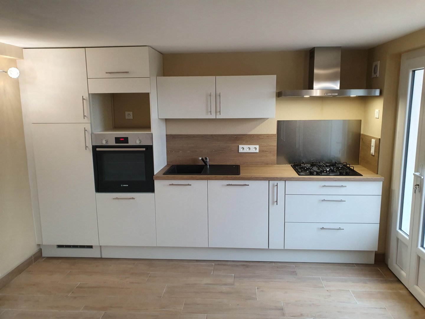 Cuisine équipée blanche et bois