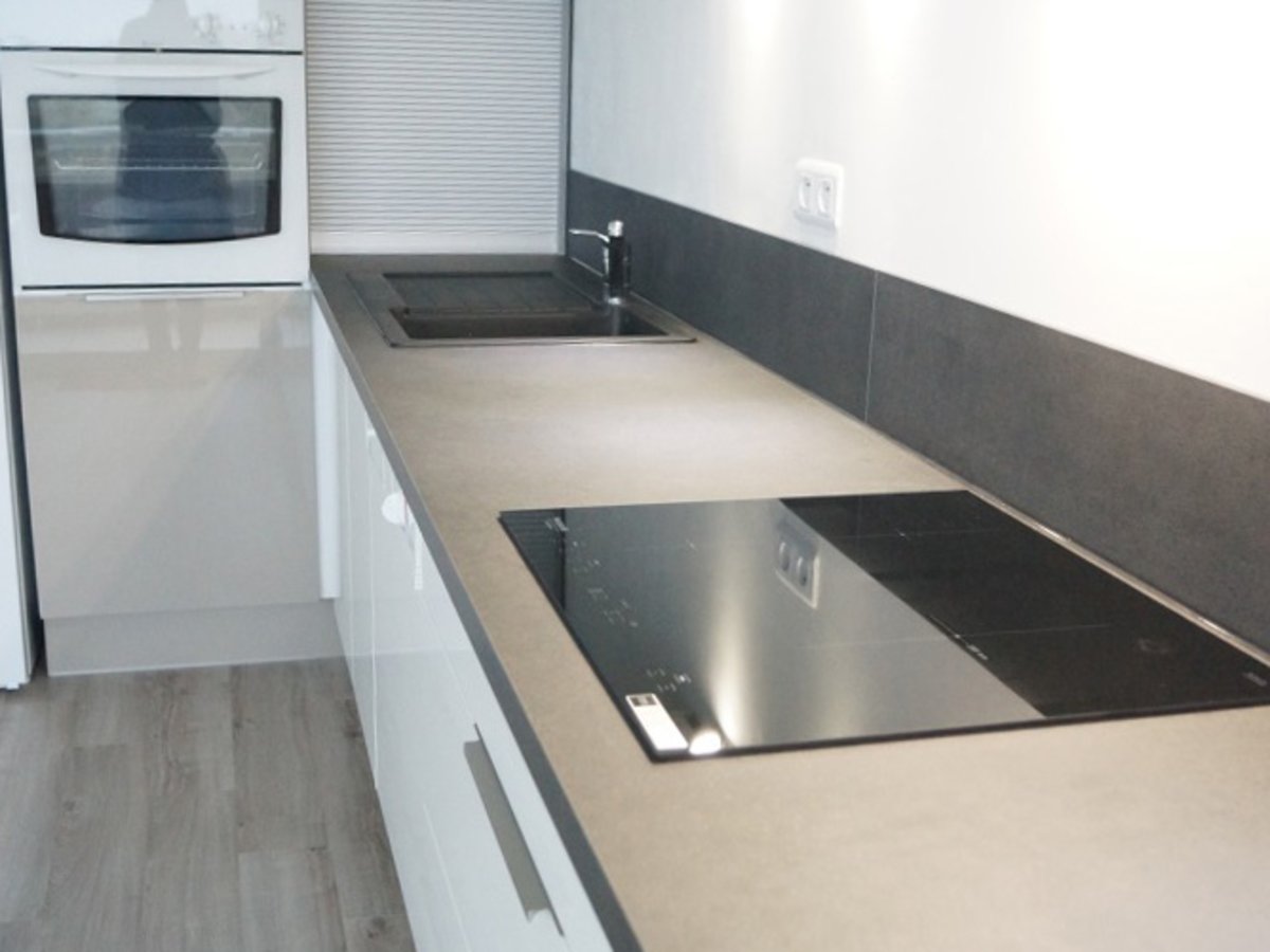 Cuisine avant-après sur mesure Petilla Pannacotta Majestic Brillant et Blanc Brillant