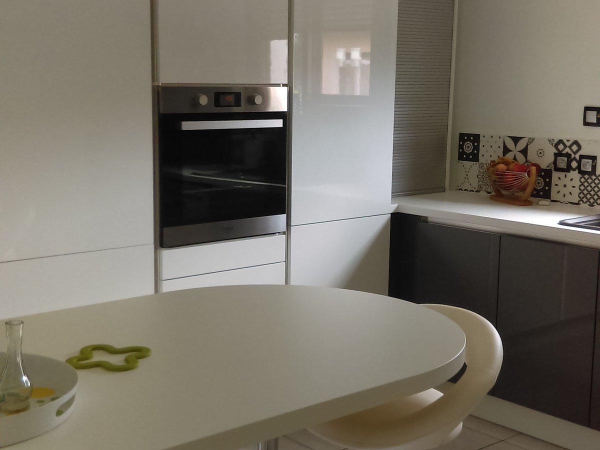 Rénovation cuisine équipée sur mesure Light Anthracite Majestic Brillant et Blanc Brillant