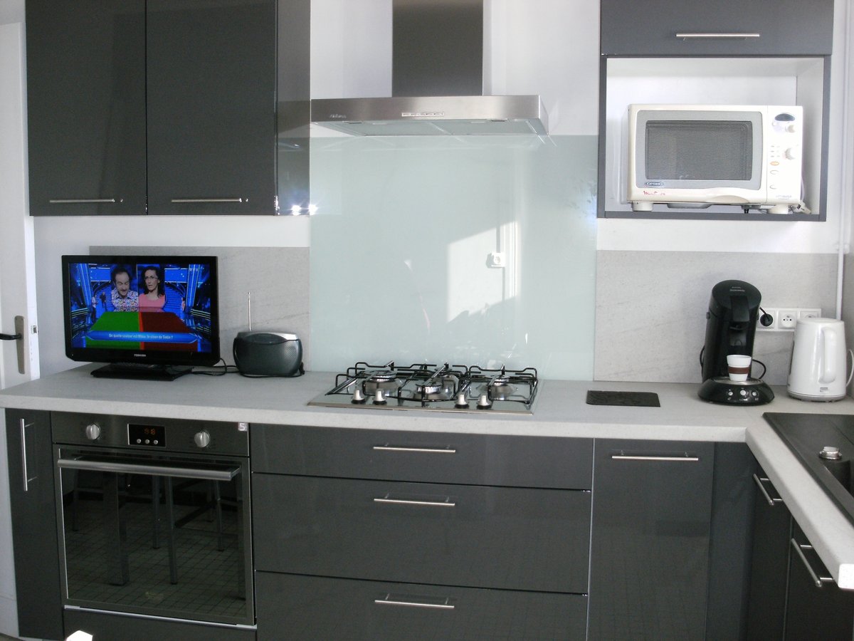 Rénovation cuisine sur mesure Petilla + Anthracite majestic brillant