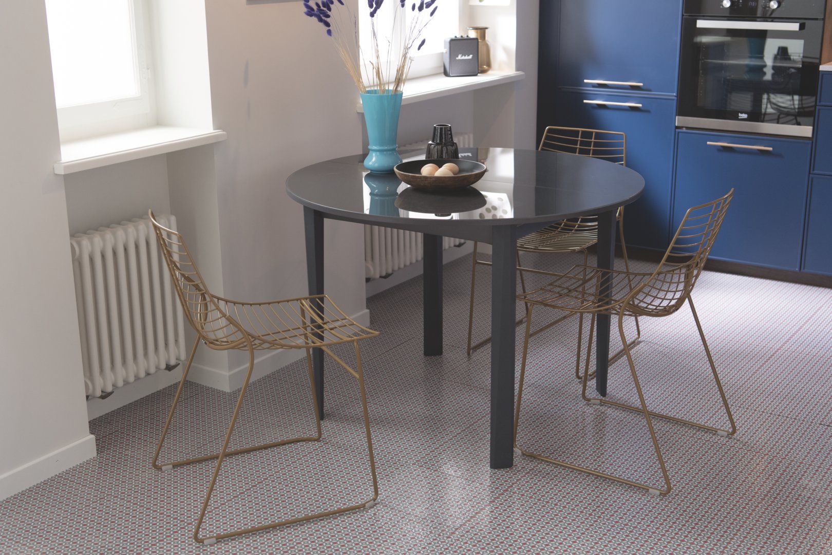 table salle à manger noire et doré