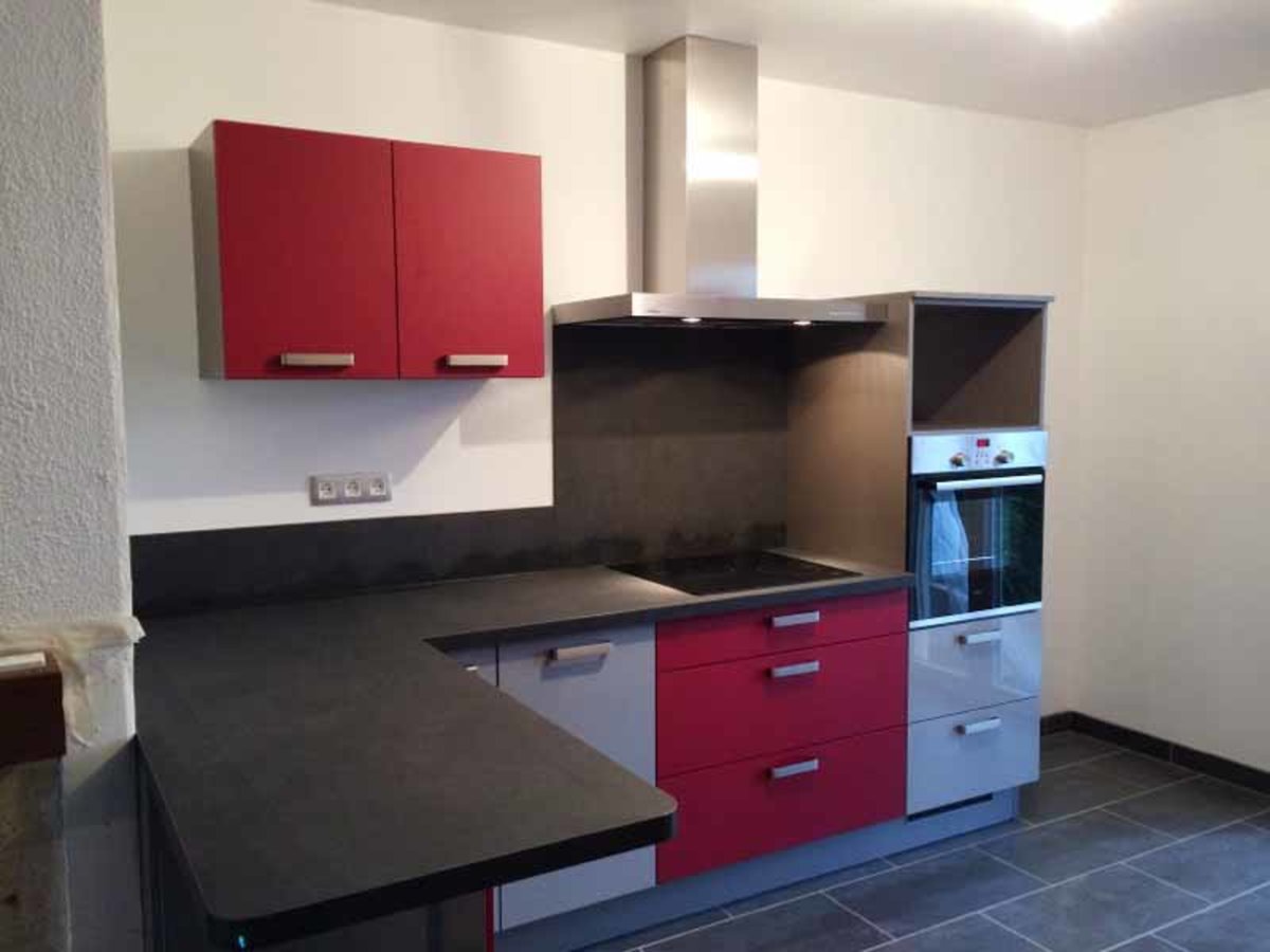 Cuisine équipée sur mesure Trend + Cranberry et Light + Gris Clair Majestic Brillant