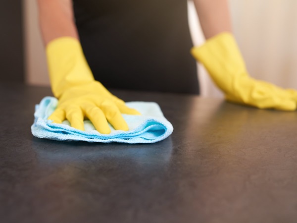 Plan de travail collant : nos astuces pour un nettoyage efficace