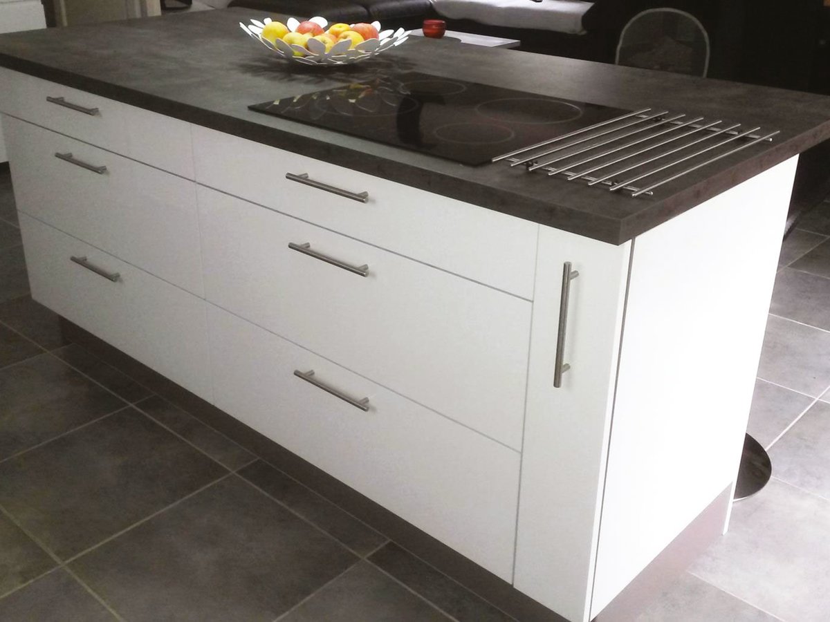 Cuisine avant-après sur mesure Light Blanc brillant et Light + Gris Clair Majestic Brillant