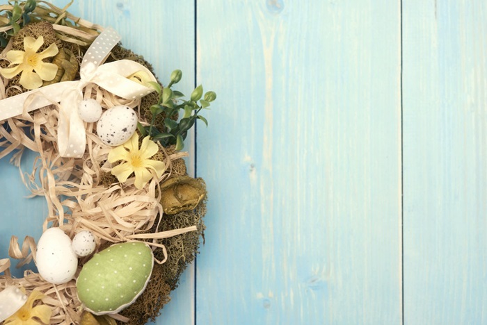 Décorations de Pâques, couronne de Pâques, œuf coloré et brindilles