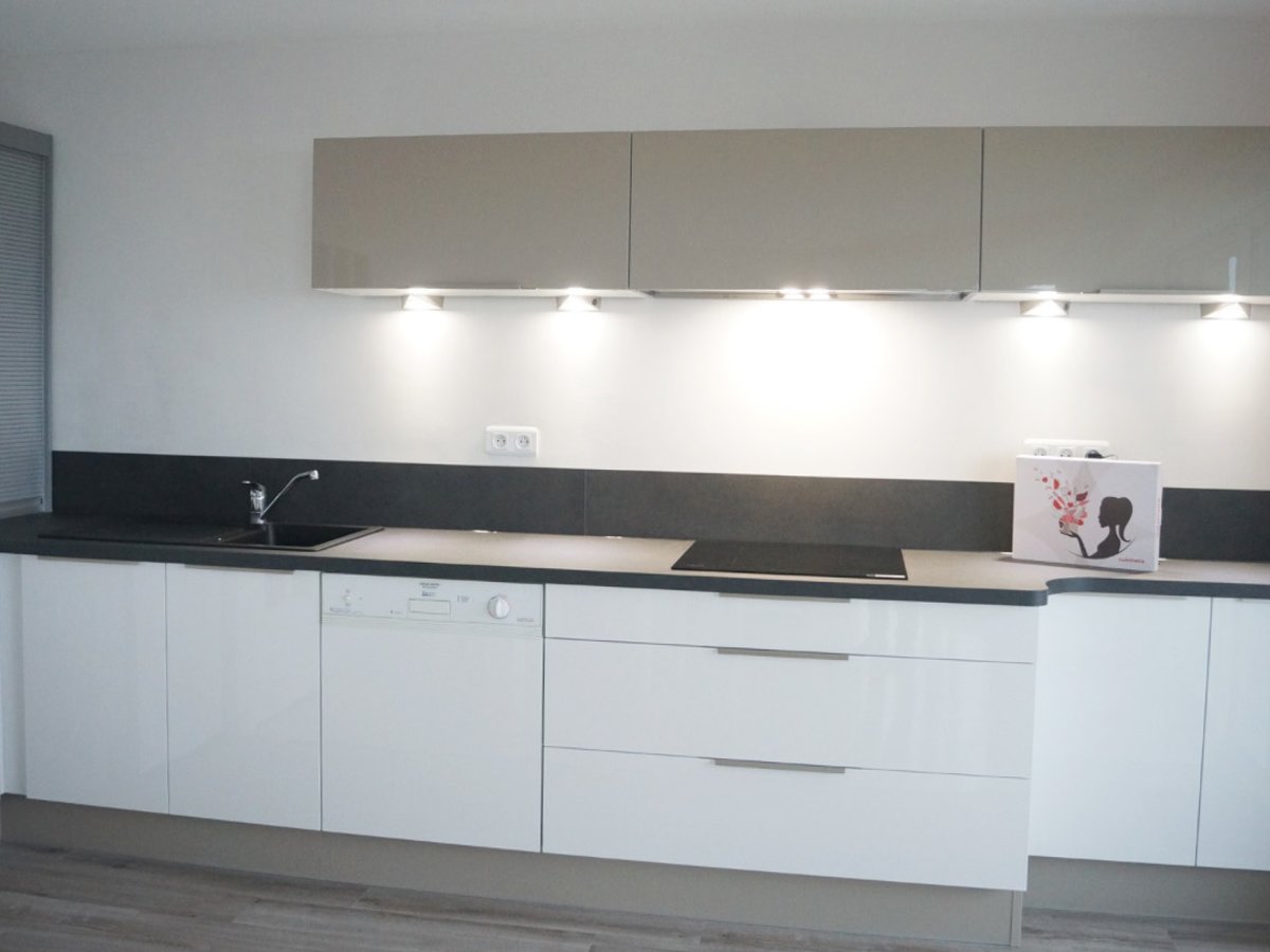 Cuisine équipée sur mesure Petilla Pannacotta Majestic Brillant et Blanc Brillant