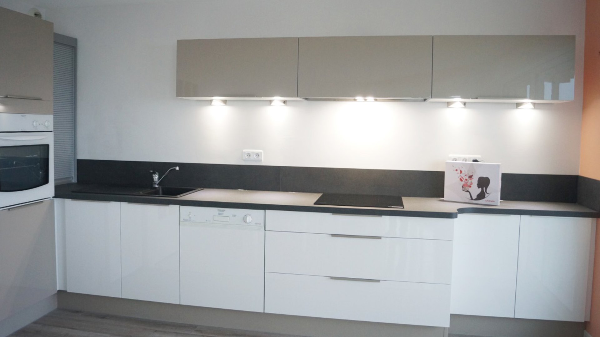 Cuisine équipée sur mesure Petilla Pannacotta Majestic Brillant et Blanc Brillant