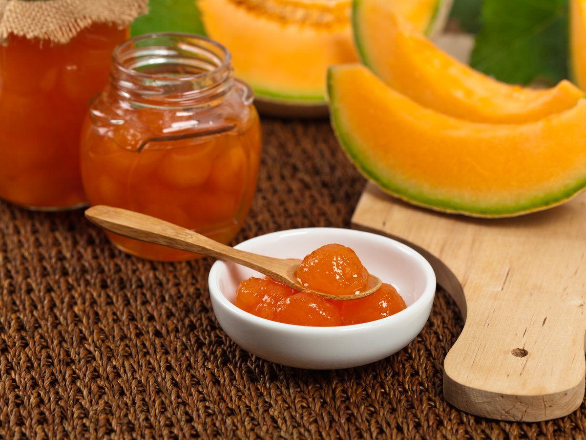 Pot de confiture de melon et tranches de melon frais