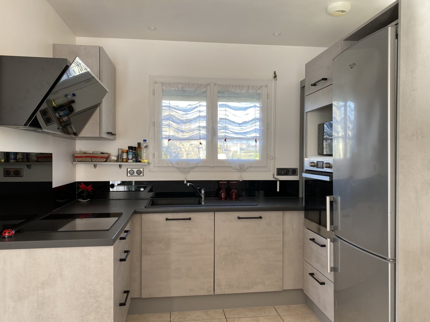 Cuisine équipée en U grise