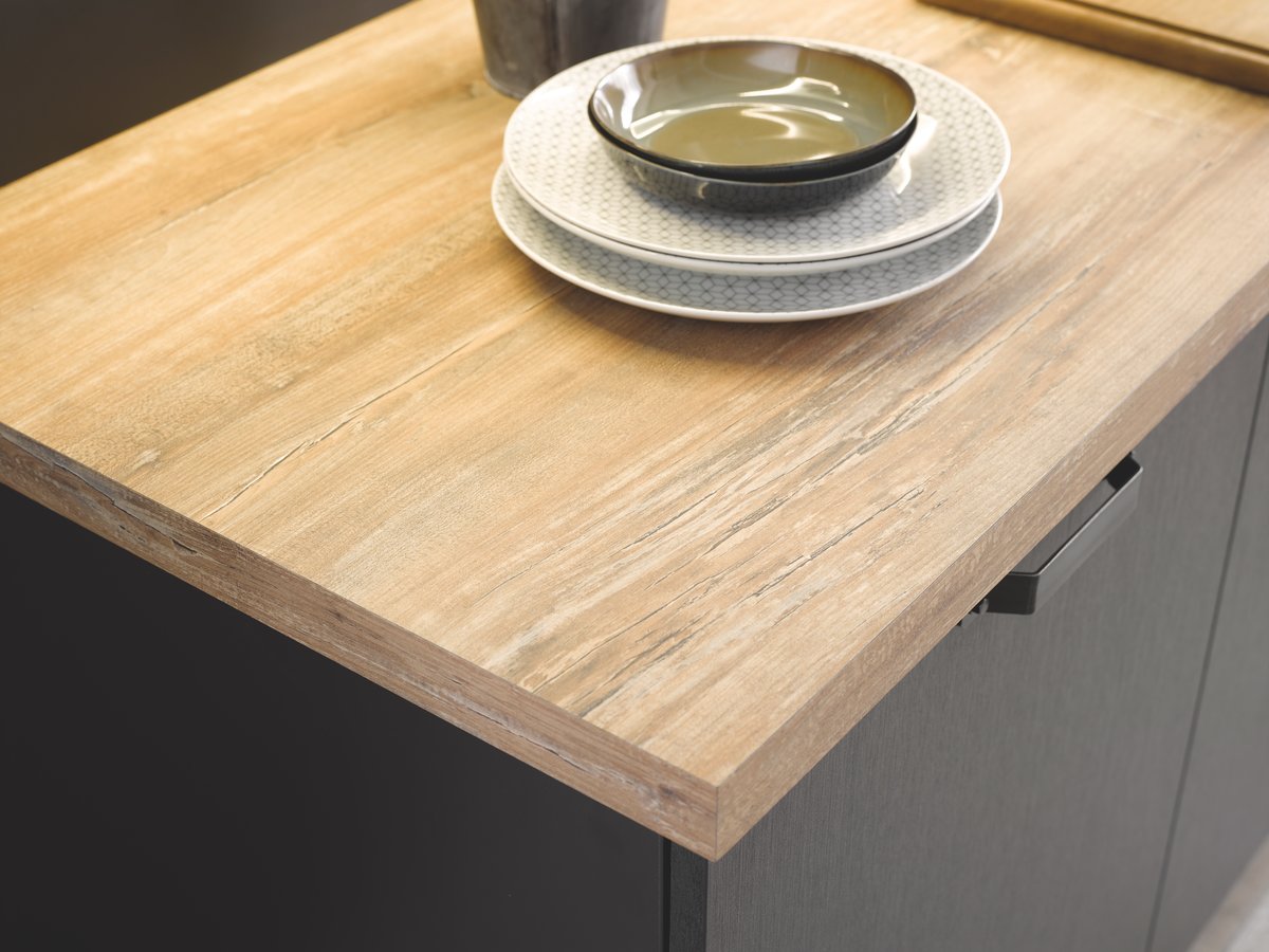 plan de travailhipster woodassiettes label métal brossé