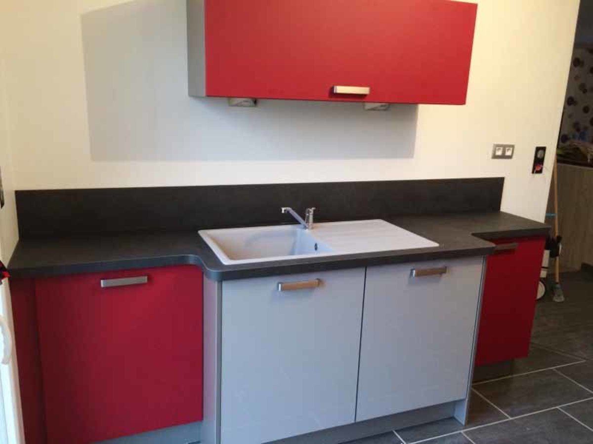 Cuisine avant-après sur mesure Trend + Cranberry et Light + Gris Clair Majestic Brillant