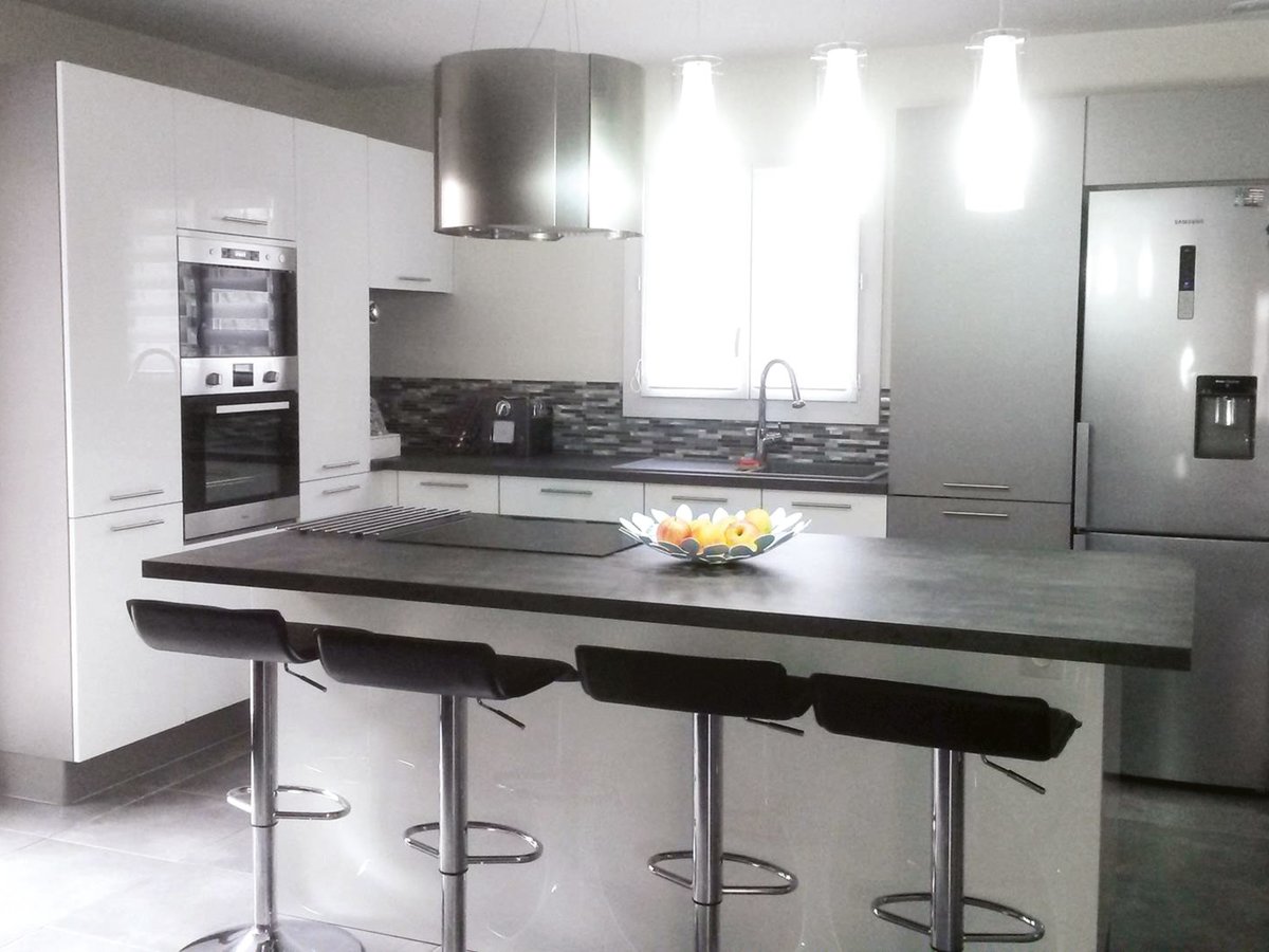 Cuisine équipée sur mesure Light Blanc brillant et Light + Gris Clair Majestic Brillant