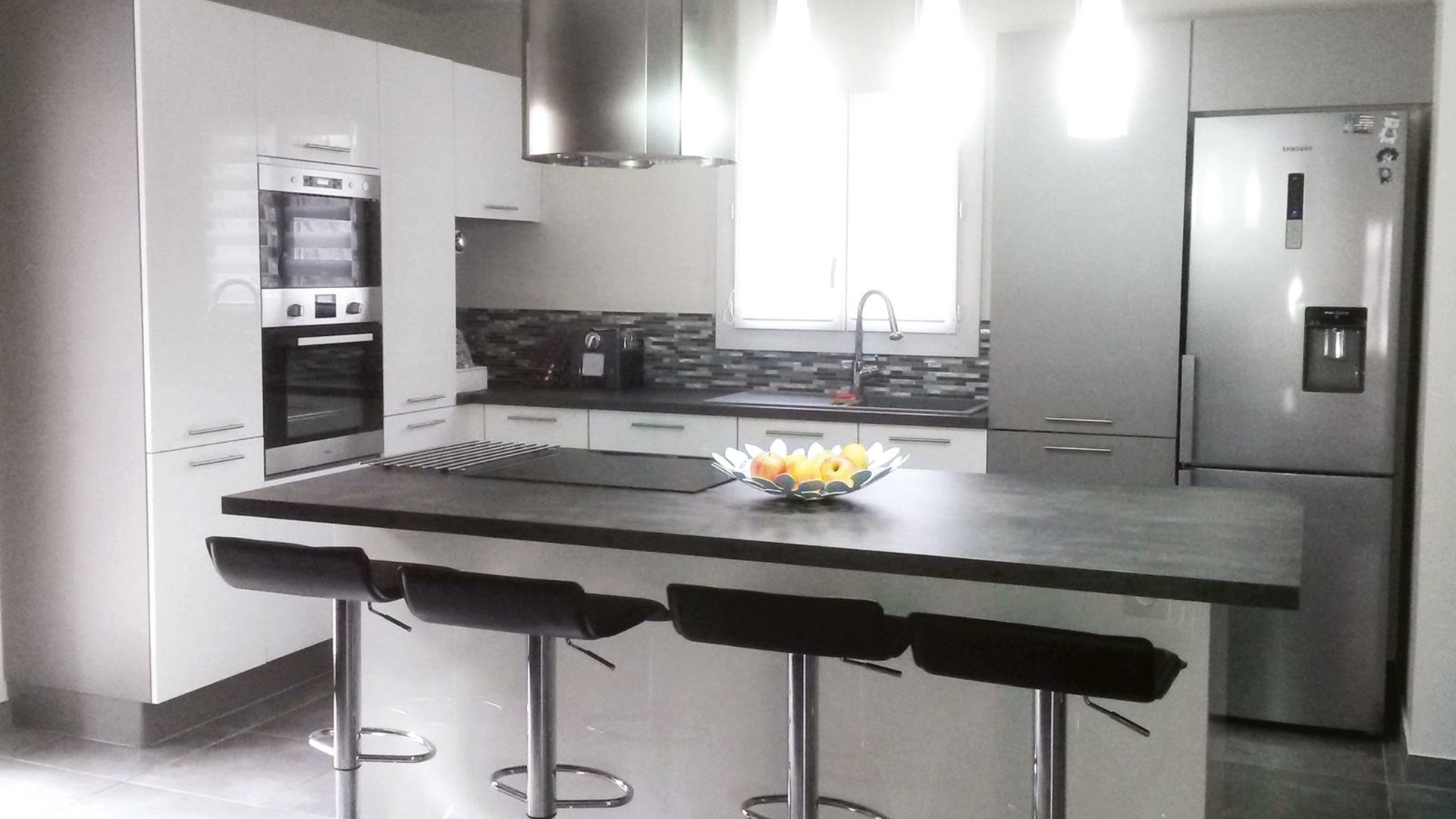 Cuisine équipée sur mesure Light Blanc brillant et Light + Gris Clair Majestic Brillant