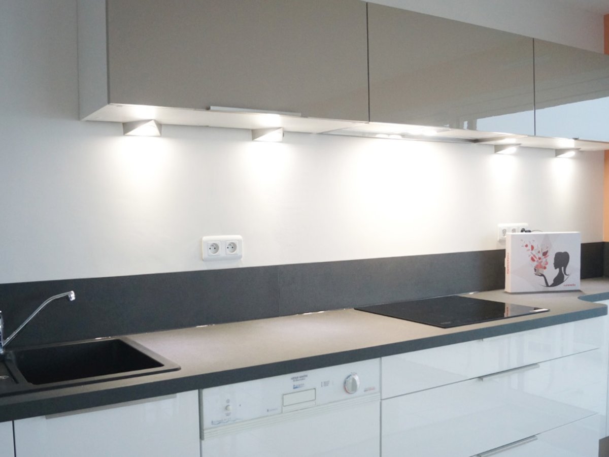 Cuisine avant-après sur mesure Petilla Pannacotta Majestic Brillant et Blanc Brillant