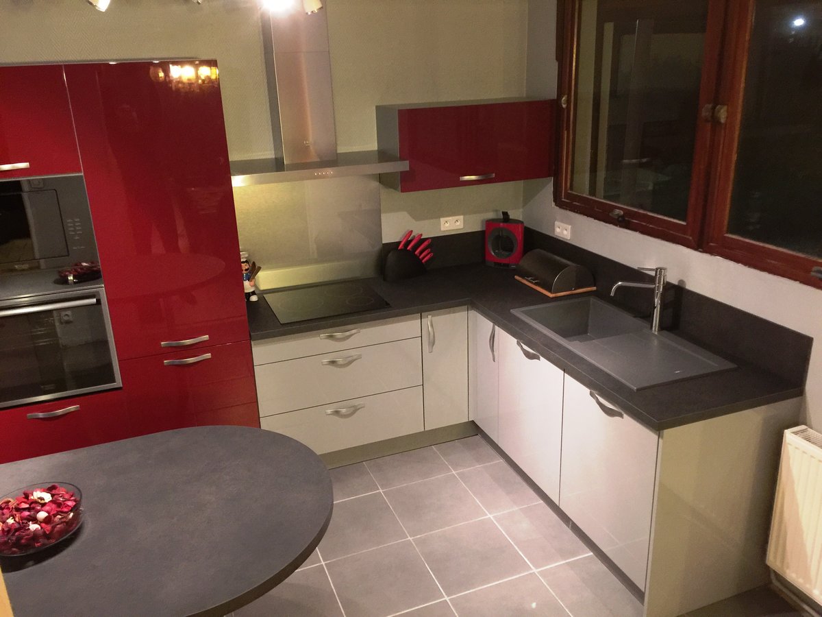 Rénovation cuisine sur mesure Light + Gris Clair Majestic Brillant et Light + Rouge Majestic Brillant