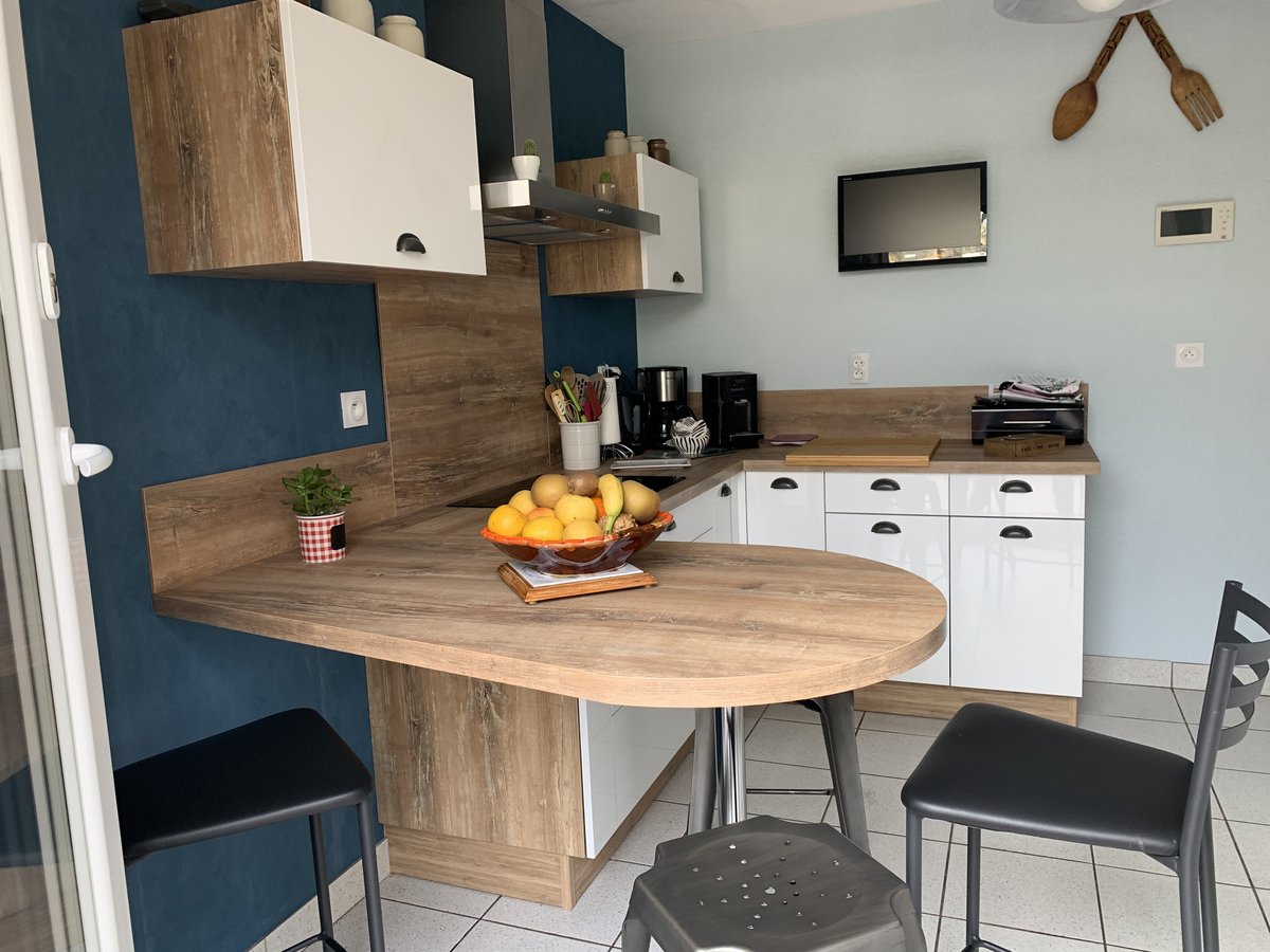 Cuisine équipée blanche et bois avec coin repas