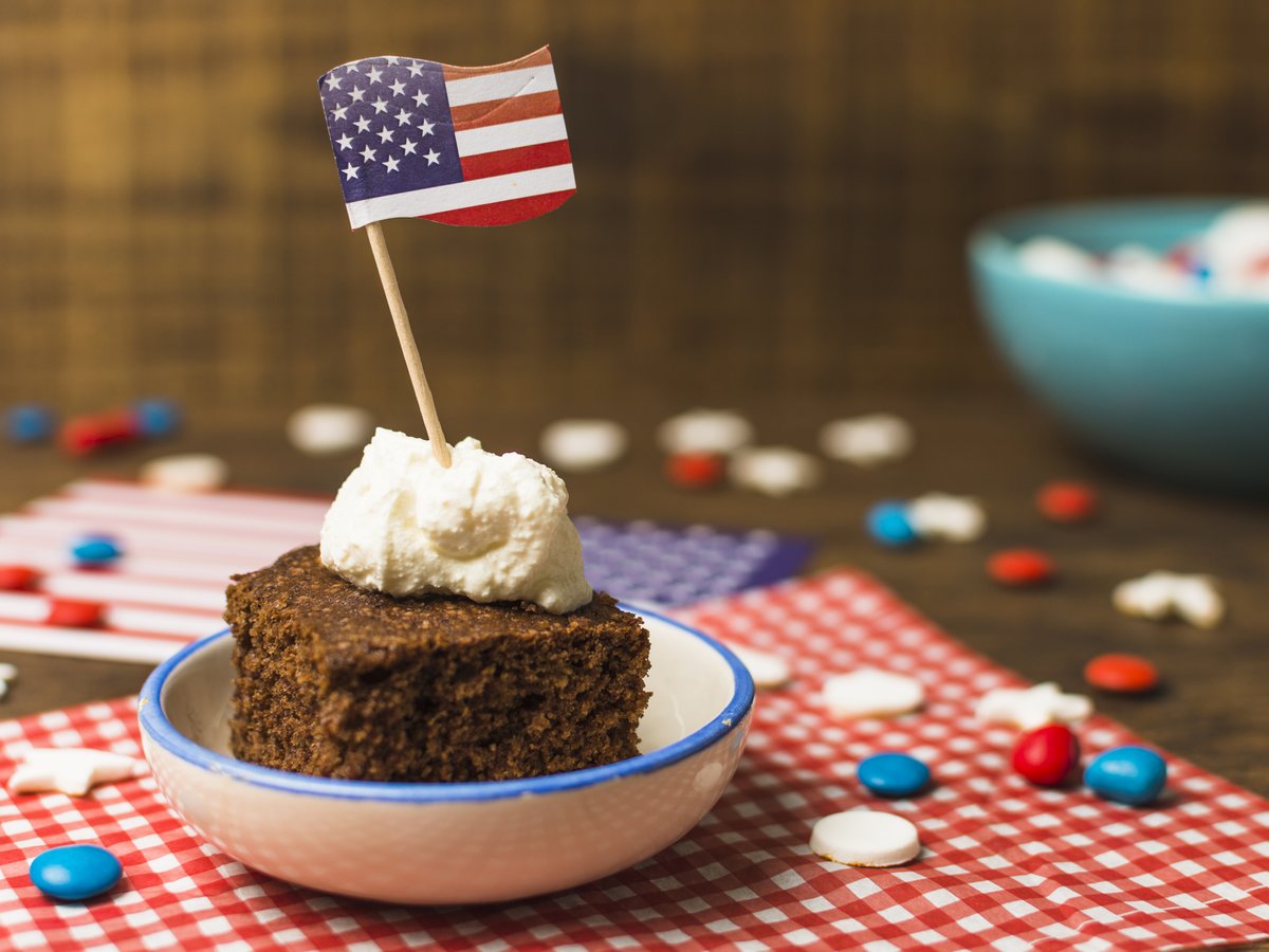 Part de brownie au chocolat avec chantilly