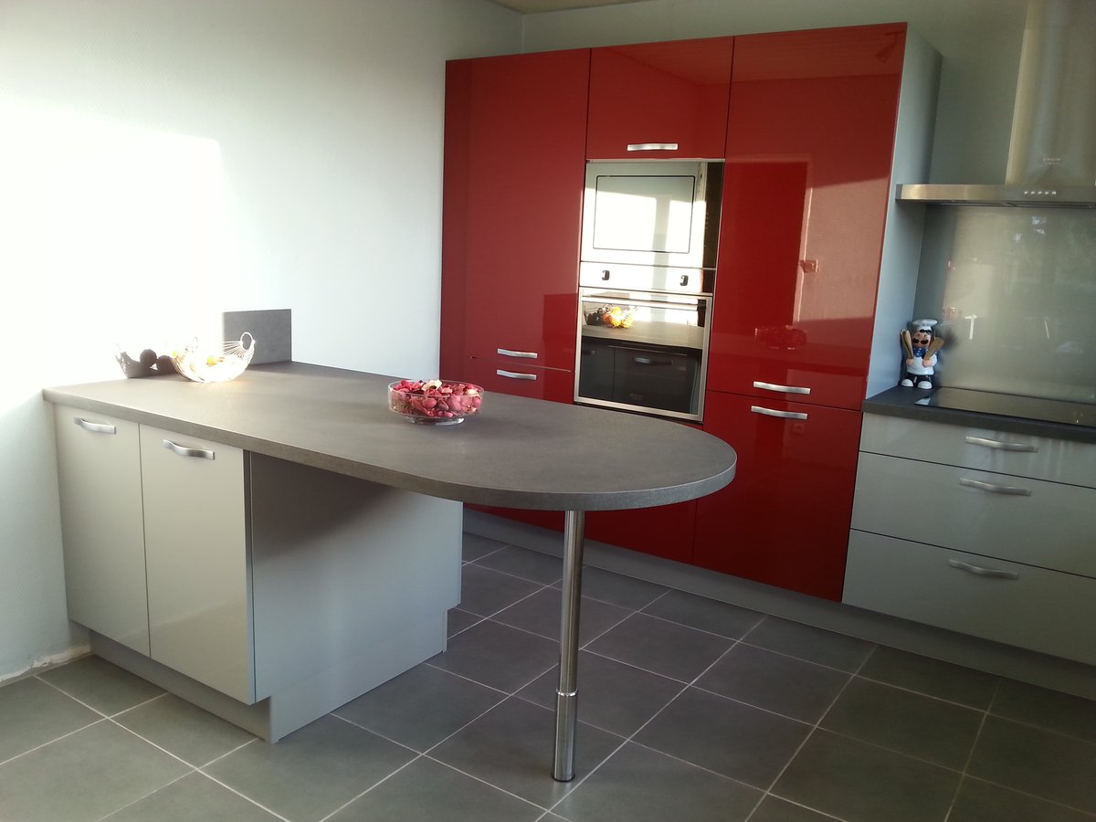Cuisine avant-après sur mesure Light + Gris Clair Majestic Brillant et Light + Rouge Majestic Brillant