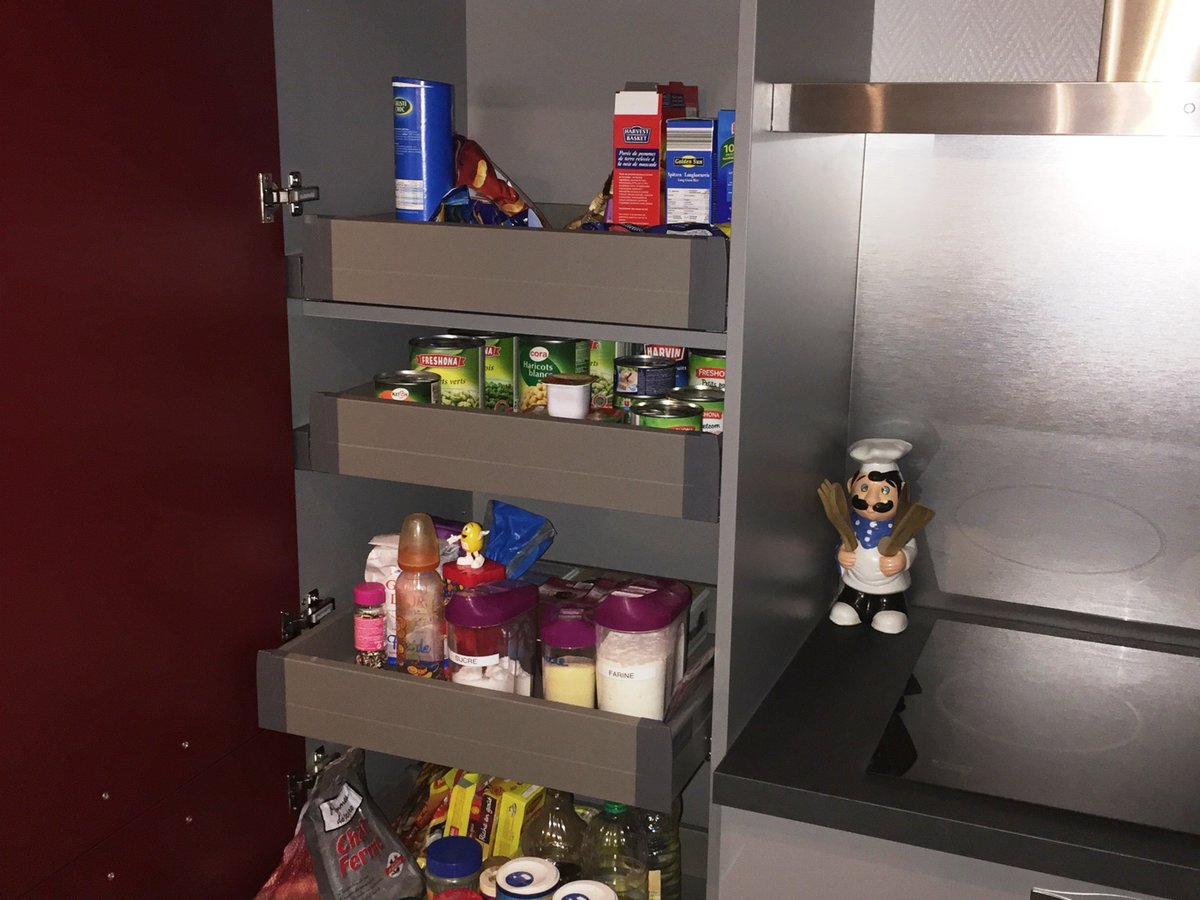 Cuisine avant-après sur mesure Light + Gris Clair Majestic Brillant et Light + Rouge Majestic Brillant