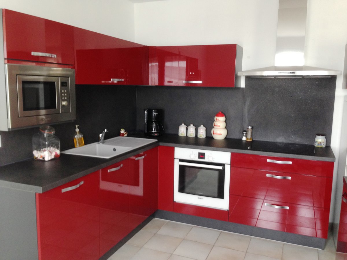 Cuisine équipée sur mesure Light + Rouge Majestic Brillant