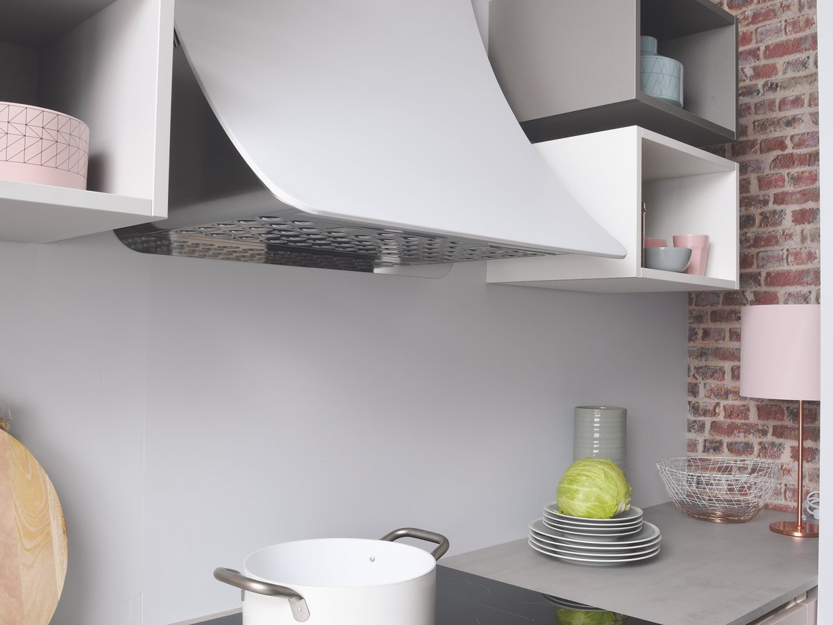 Plaque induction Viva et hotte inclinée laque cuisine pétale de rose
