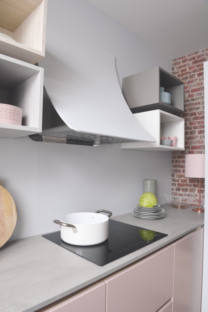 Plaque induction Viva et hotte inclinée laque cuisine pétale de rose