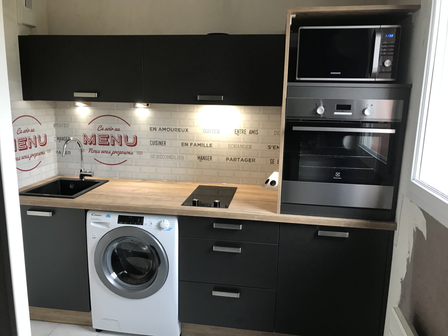 Cuisine indus noir et bois carrelage metro