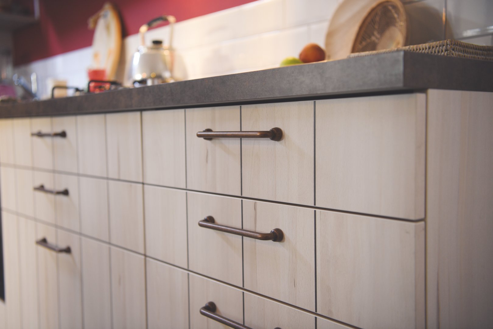 Facade bois cuisine style pont de bateau avec poignées effet métal vieilli