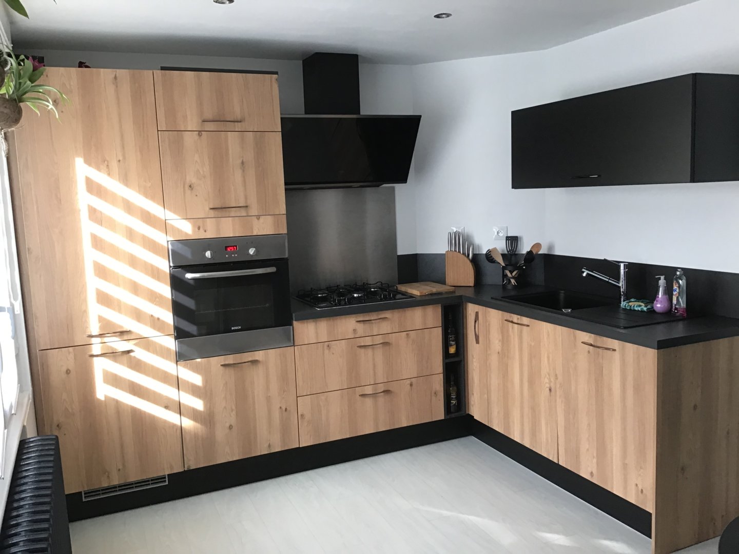 Cuisine équipée en L coloris bois clair