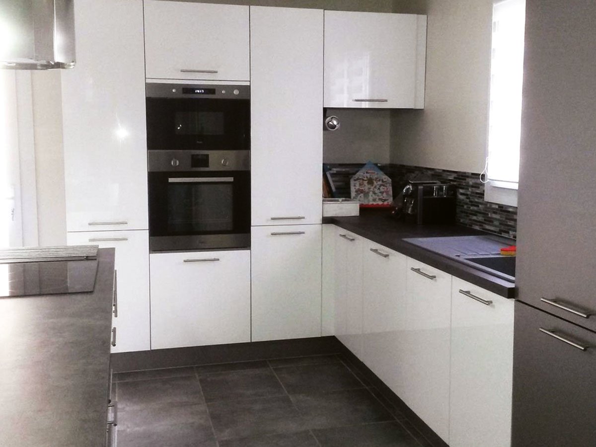 Rénovation cuisine sur mesure Light Blanc brillant et Light + Gris Clair Majestic Brillant