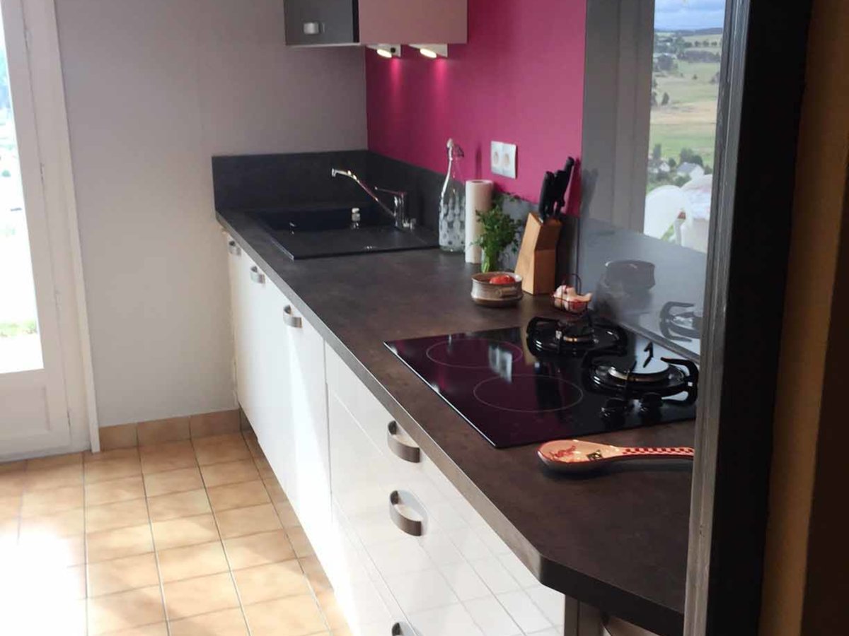 Cuisine avant-après sur mesure Petilla Blanc brillant et Petilla + Anthracite majestic brillant