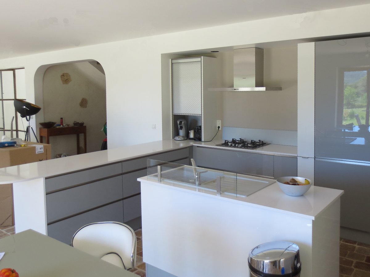 Cuisine équipée sur mesure Light + Gris Clair Majestic Brillant