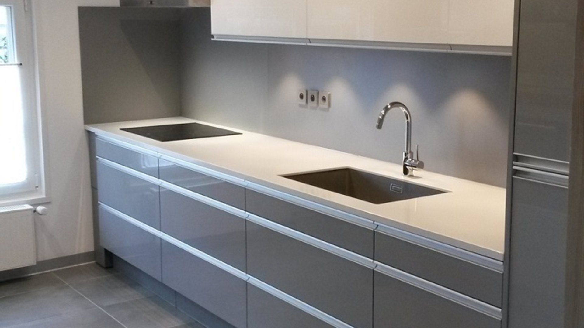 Cuisine équipée sur mesure Light + Gris Clair Majestic Brillant