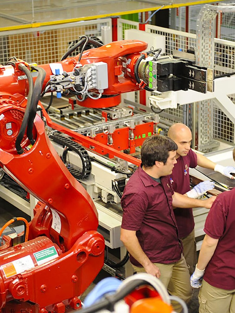 Robot automatisation usine industrie - Cuisinella
