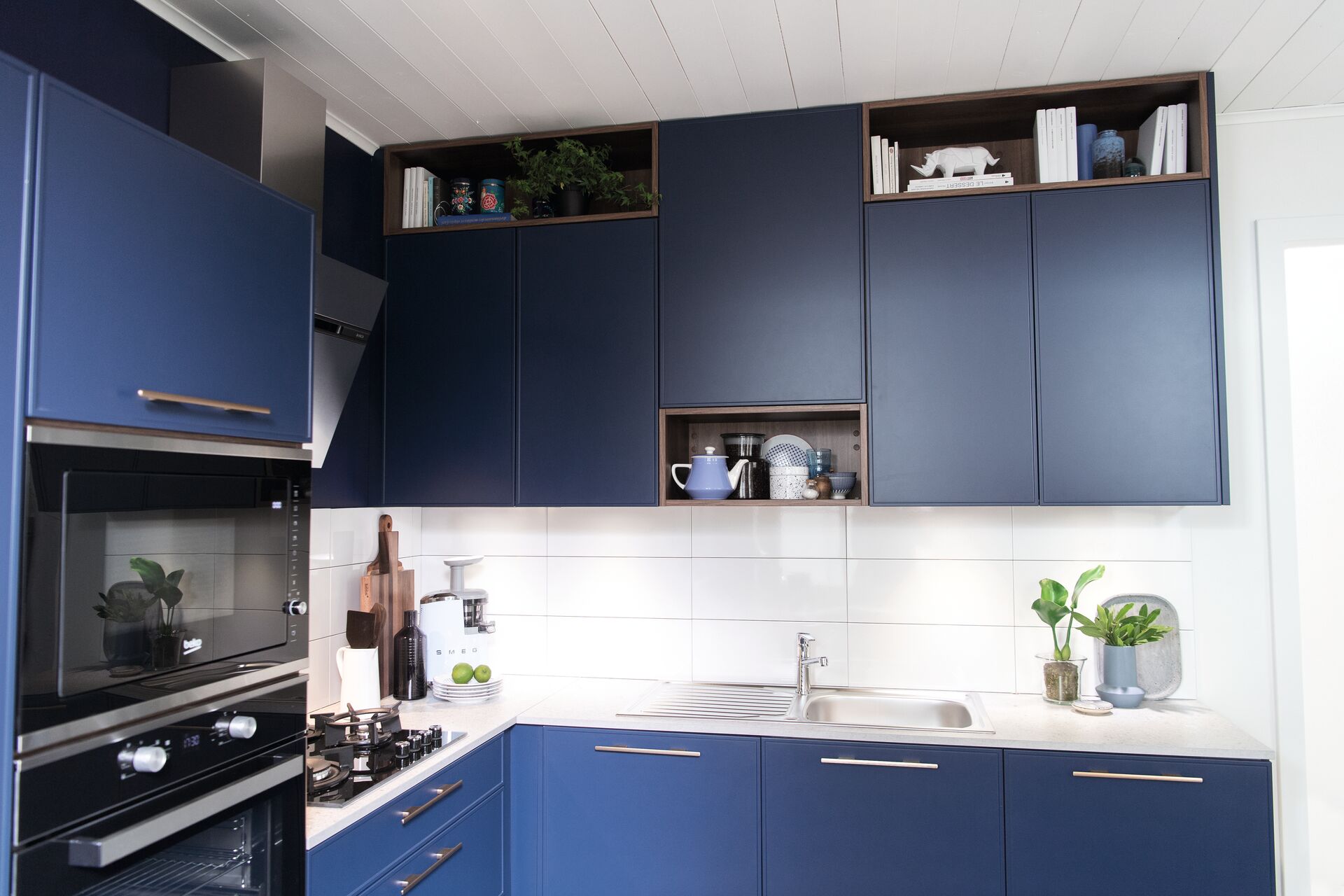 Cuisine avec meuble haut jusqu'au plafond