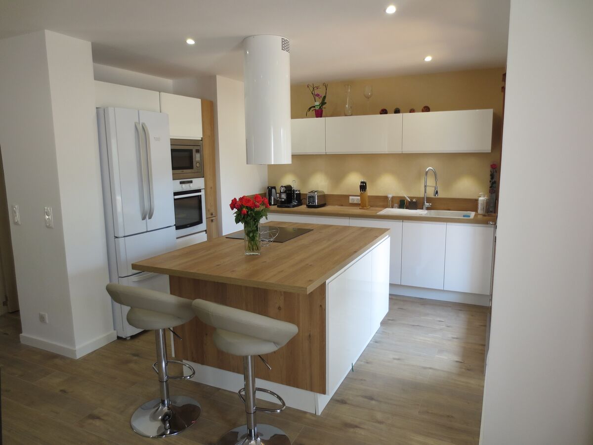 Cuisine avant-après sur mesure Pure Brillant Blanc Brillant et Trend + Chêne honey