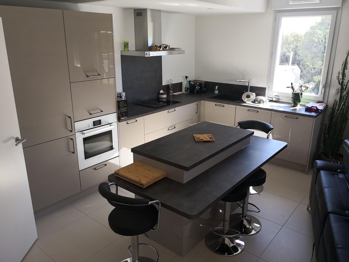 Cuisine avant-après sur mesure Light Grège Majestic Brillant