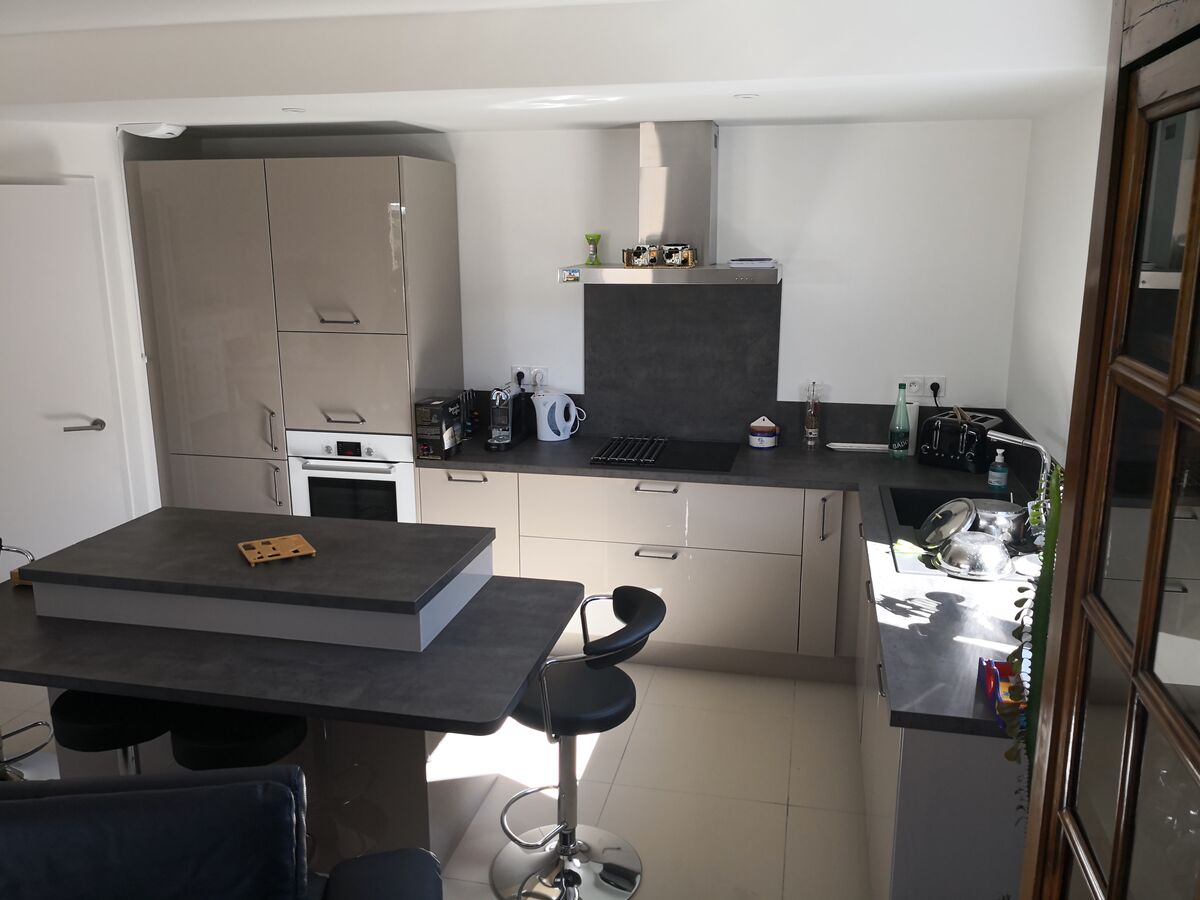 Cuisine avant-après sur mesure Light Grège Majestic Brillant