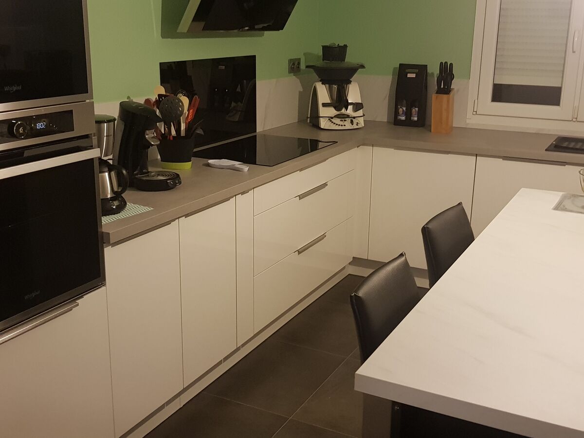 Cuisine avant-après sur mesure Light Blanc Brillant et Trend Béton Clair