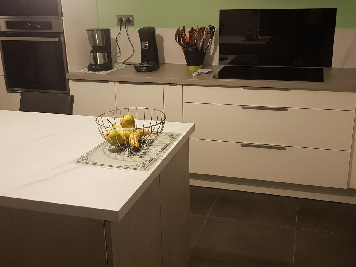 Cuisine avant-après sur mesure Light Blanc Brillant et Trend Béton Clair