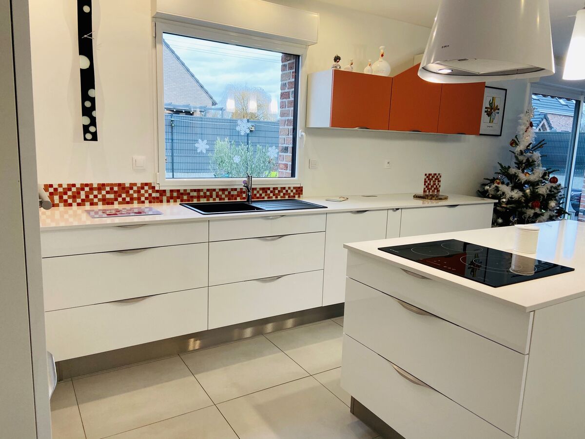 Rénovation cuisine équipée sur mesure Color Laqué Terre de Sienne