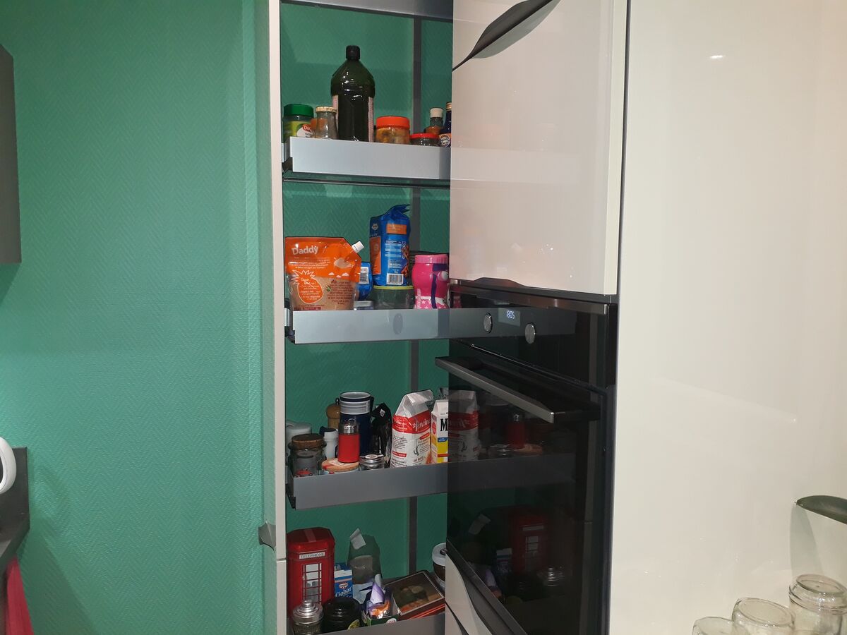 Cuisine avant-après sur mesure Light Plus Pannacotta Majestic Brillant & Label Chêne Sable Synchrone