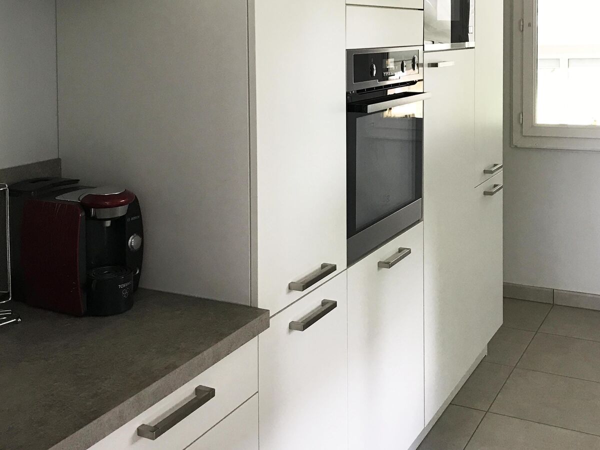 Cuisine avant-après sur mesure Light Blanc brillant et Trend + Blanc Mat