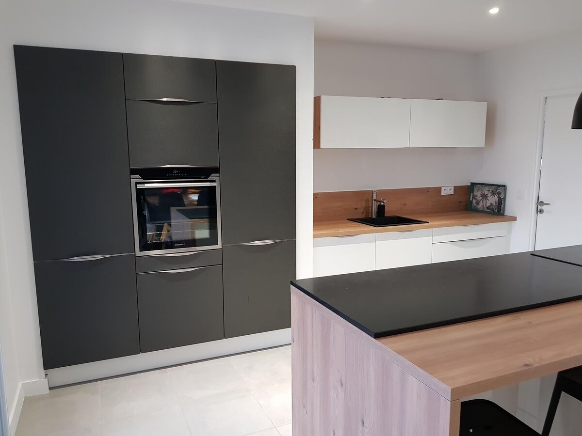 Rénovation cuisine équipée sur mesure Label Métal Brossé et Light Blanc Brillant