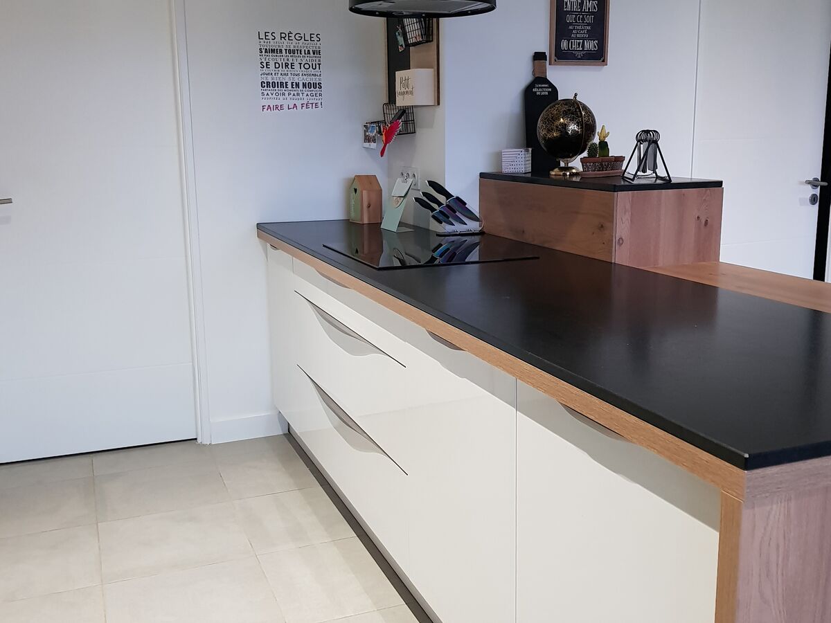 Cuisine avant-après sur mesure Label Métal Brossé et Light Blanc Brillant