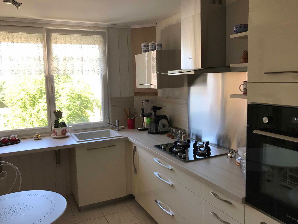 Cuisine avant-après sur mesure Light + Pannacotta Majestic brillant