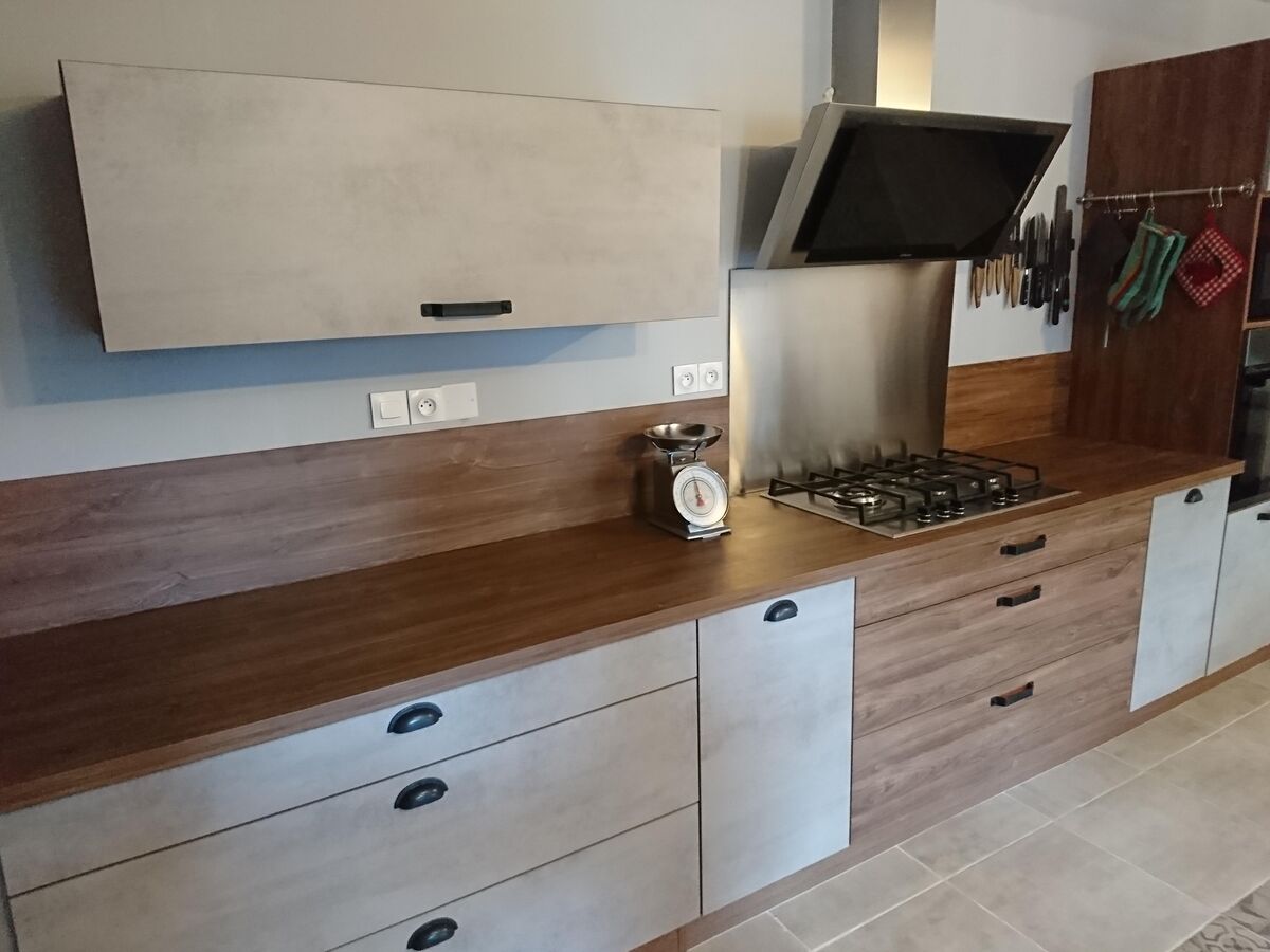 Cuisine équipée sur mesure Trend Béton Clair et Chêne Honey