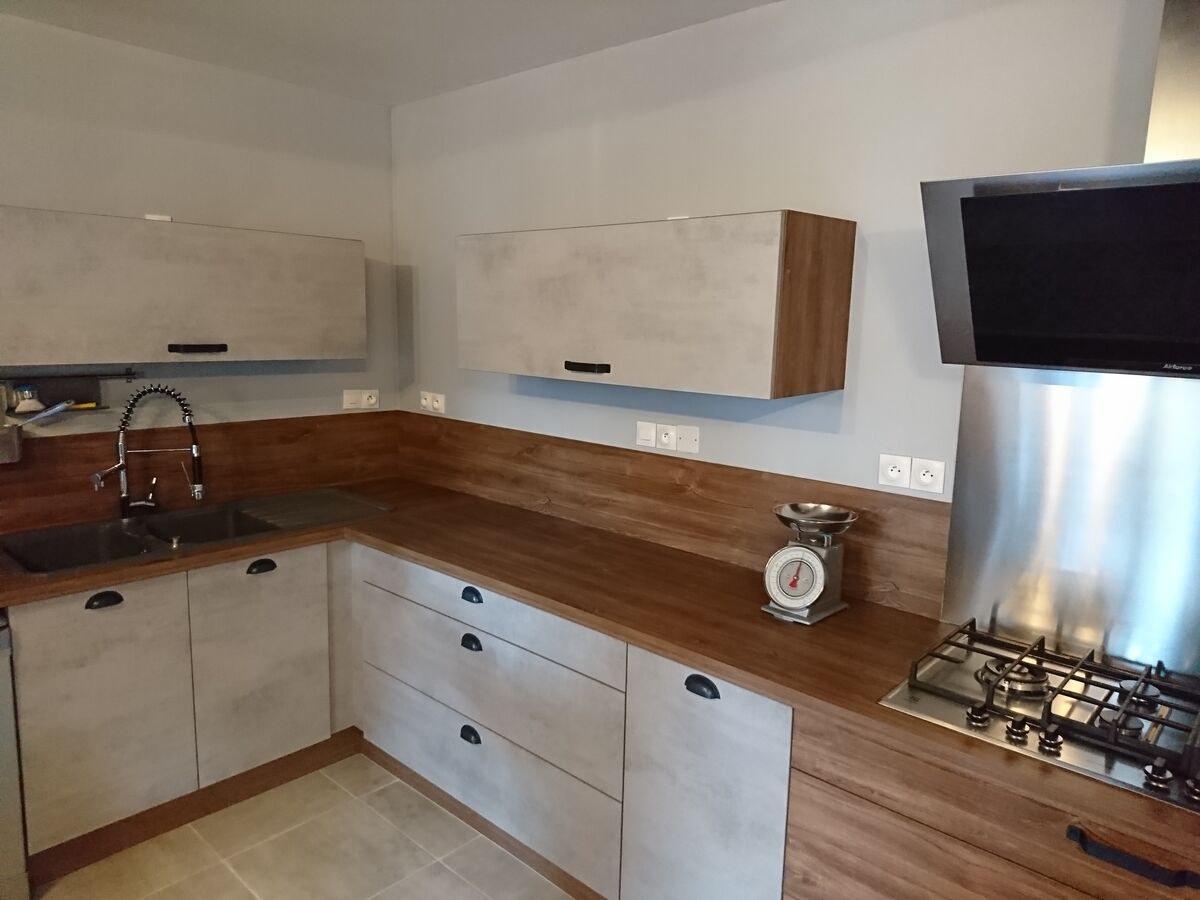 Rénovation cuisine équipée sur mesure Trend Béton Clair et Chêne Honey