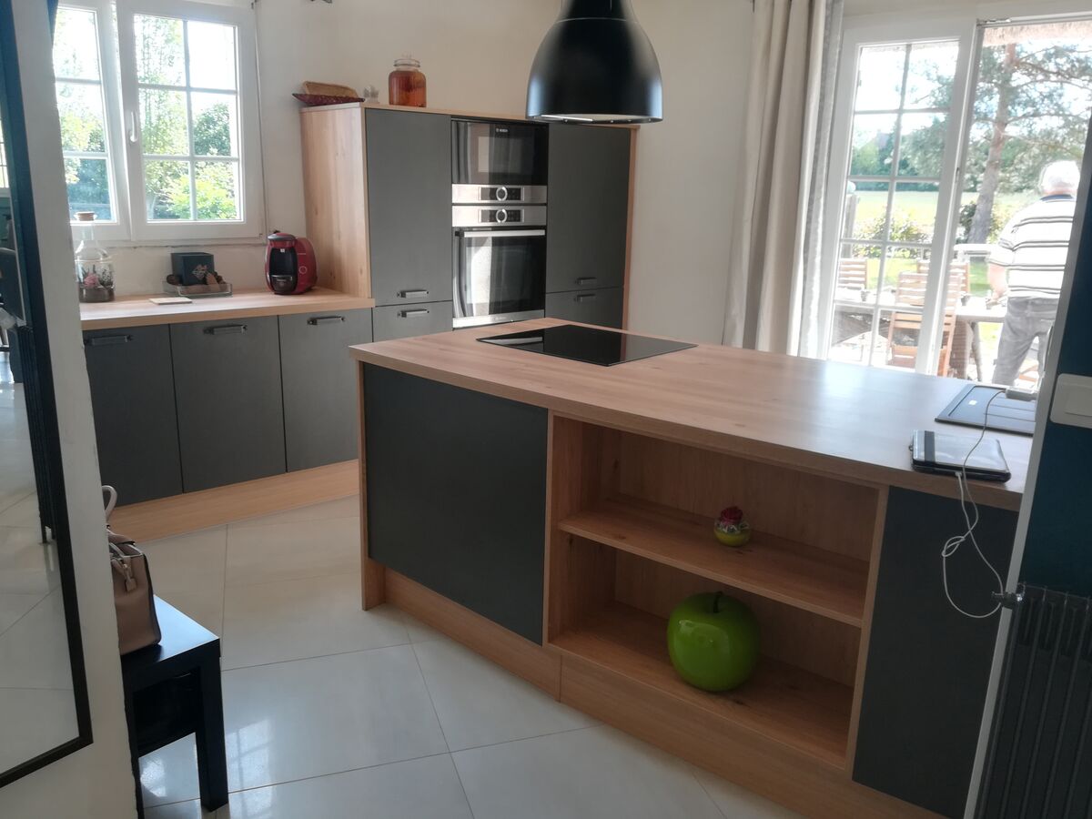 Rénovation cuisine équipée sur mesure Trend Chêne Honey et Label Métal Brossé