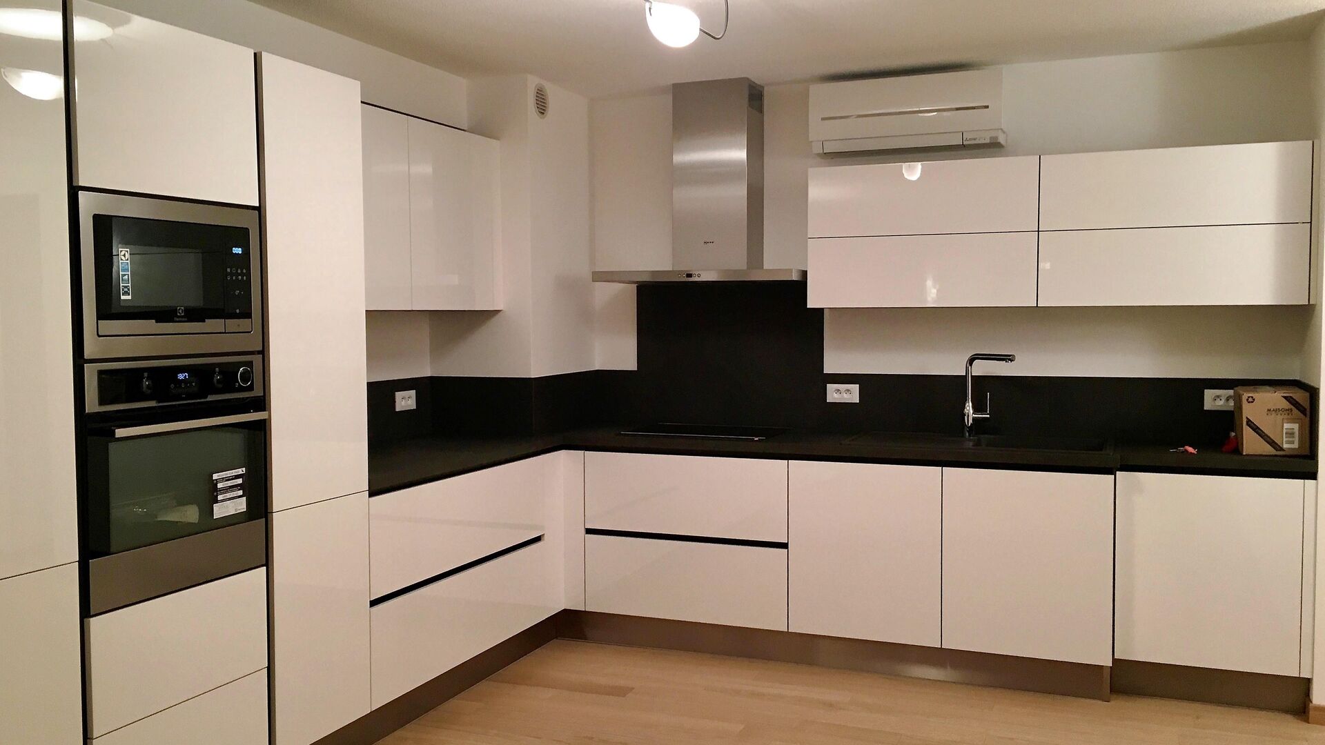 Cuisine équipée sur mesure Light Blanc Brillant Label Béton Clair